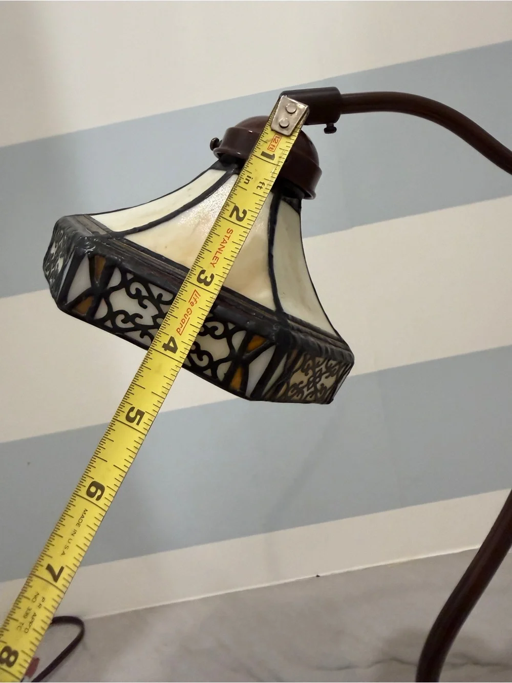 Vintage Ting Shen Tiffany Style Glass Desk Lamp in Cream & Amber